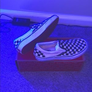 𝚌𝚑𝚎𝚌𝚔𝚎𝚛𝚎𝚍 𝚟𝚊𝚗𝚜.